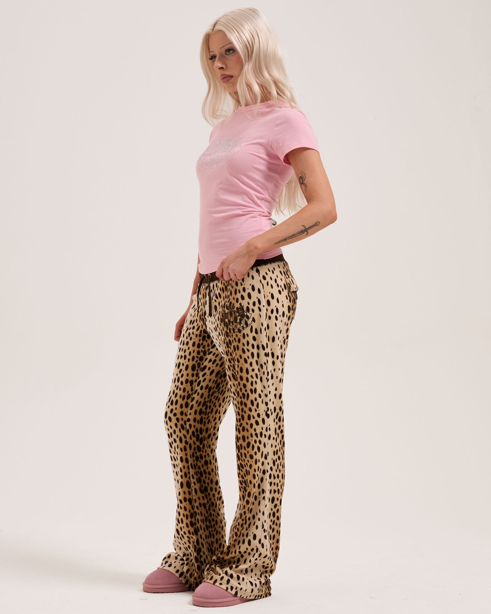 Dog Crest Hilton T-Shirt Almond Blossom - Juicy Couture Scandinavia