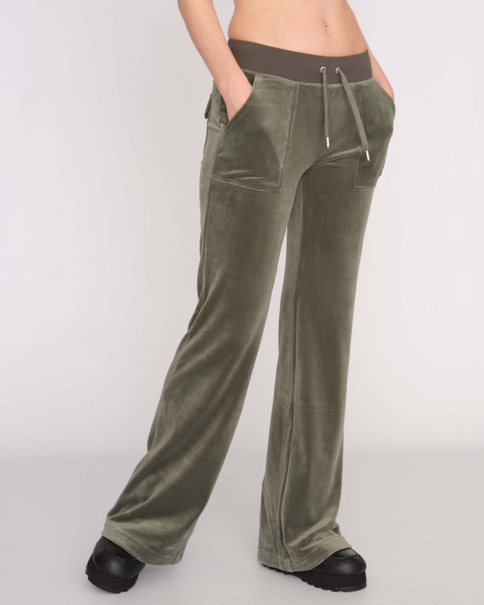 Classic Velour Layla Low Rise Pocket Flare Thyme - Juicy Couture Scandinavia
